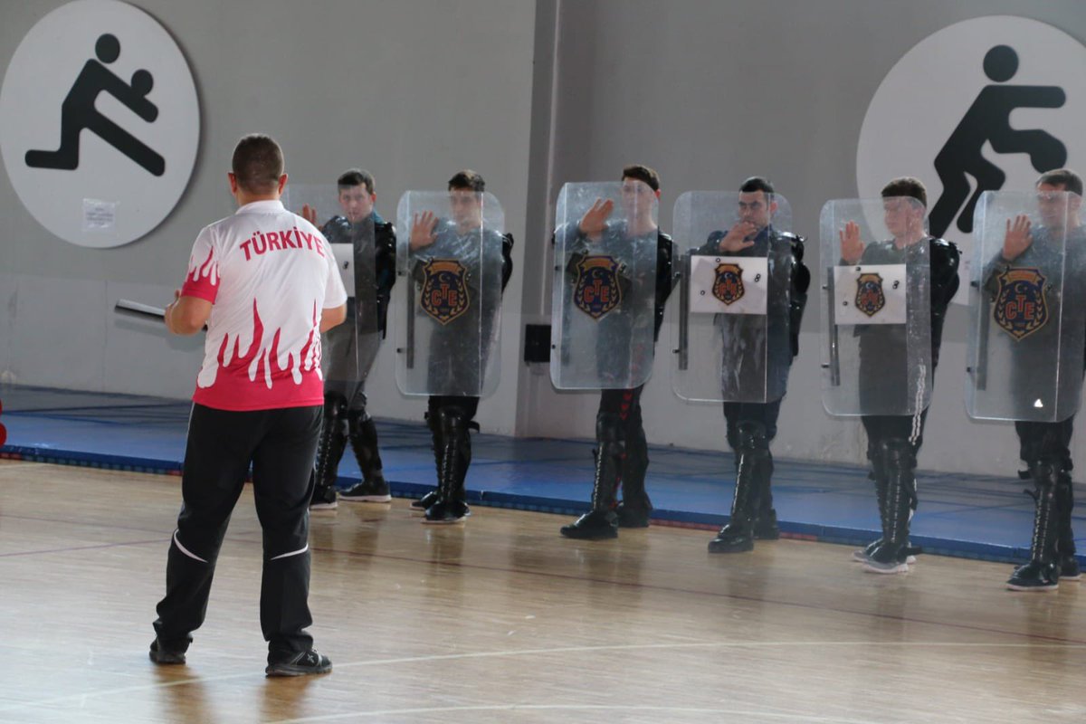 İnfaz Koruma Memurları ile İnfaz Koruma Başmemurları, Güvenlik ve Gözetim Servisi Personeli olduklarından dolayı, Mesleki Müdahale Teknik ve Taktikleri Eğitimi görmektedirler.
Adlî ve İdarî Soruşturmalarda kurumlarımızı tanımayanlar yerine bu eğitimi verenler bilirkişi olmalıdır.