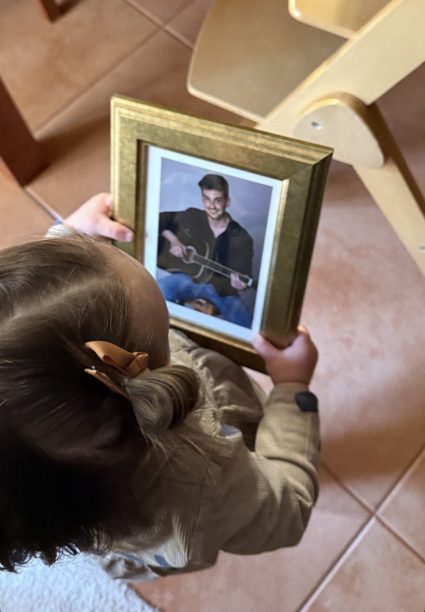 MENSAJE AL HOMICIDA DE MI HIJO
Yo, una madre huérfana de hijo, escribo estas palabras con la esperanza de que te abofeteen los ojos y te taladren los oídos pues no puedo apelar a una consciencia de la que careces. Hoy, el dolor y la rabia se han dado la mano al reparar en la