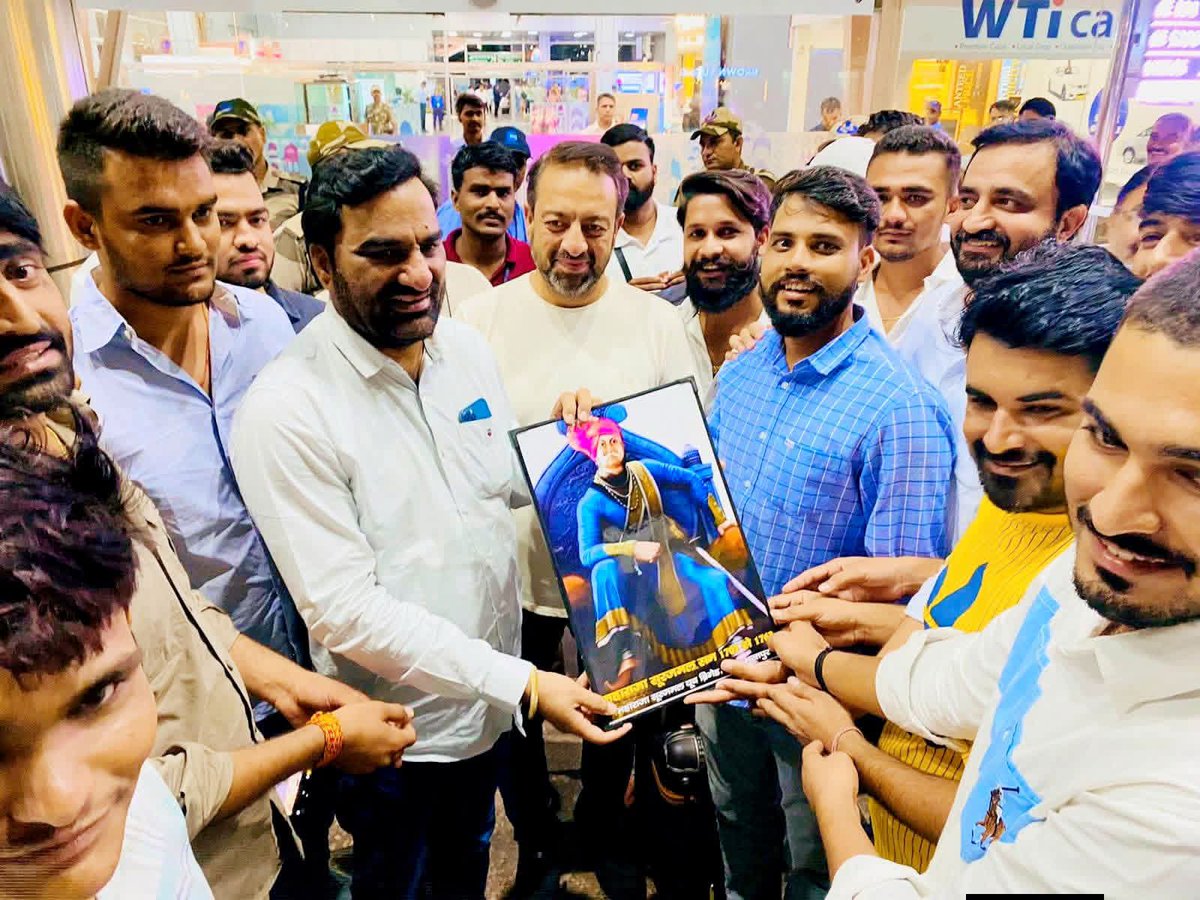 जयपुर एयरपोर्ट पर हनुमान बेनीवाल को महाराजा सूरजमल की तस्वीर भेंट की... <a href="/hanumanbeniwal/">HANUMAN BENIWAL</a>