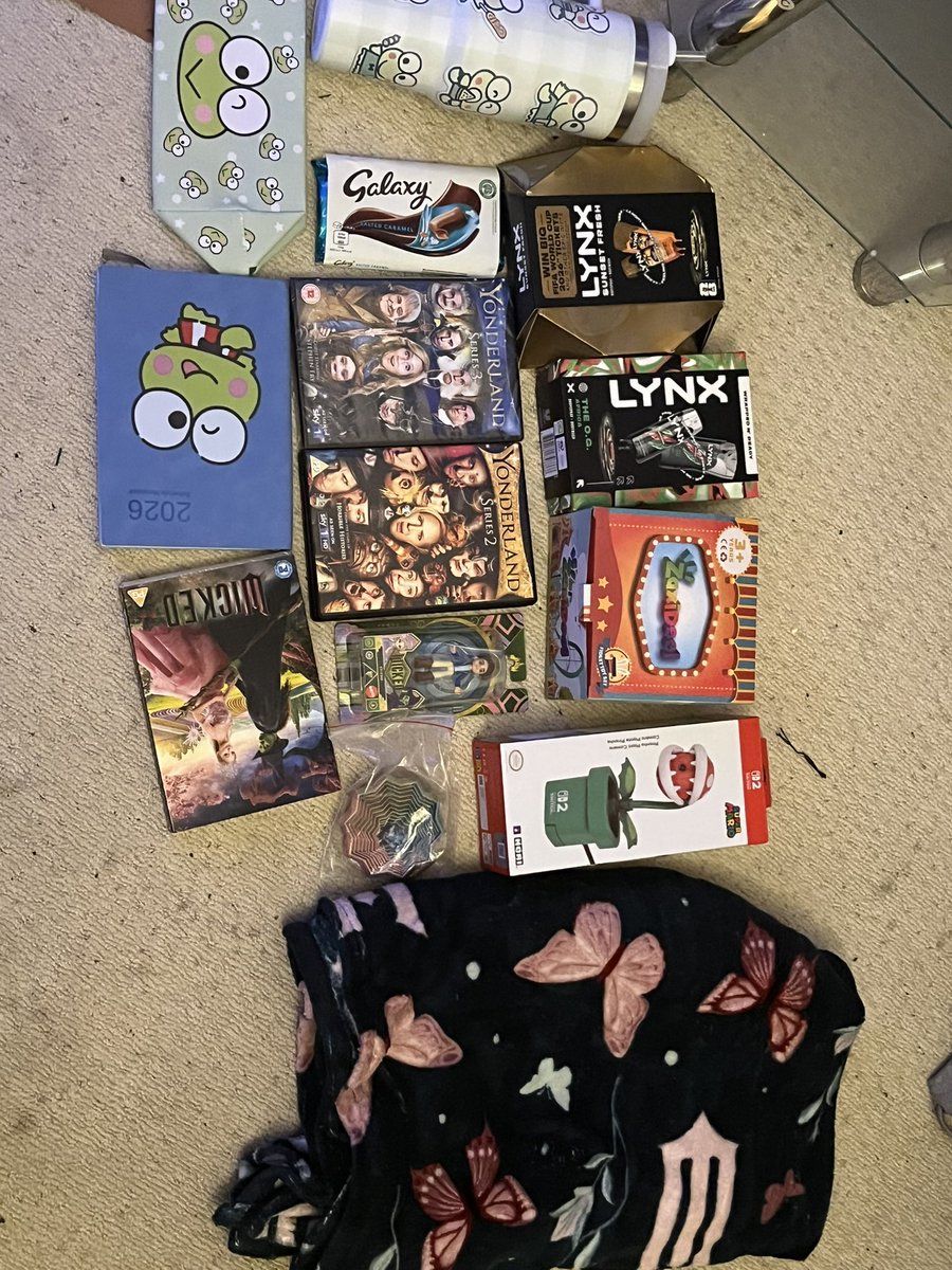 KyronIsGaming's tweet photo. Everything I got for Christmas I’m in love 😻 https://t.co/eVBXHHsKGF