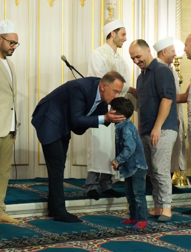 mmuratcalik's tweet photo. Hiç şüphesiz beni burada, bunca haksızlık karşısında dimdik ayakta tutan şey dualarınız.
Ben de yalnızca O’na sığınıyor, yalnızca O’na güveniyorum.

Üç ayların müjdecisi Regaip Kandili’nin;
yorgun kalplere ferahlık,
yaralı vicdanlara dirilik,
ülkemize ilahi adaletin tecellisini, vicdan ve adalet getirmesini diliyorum.

İnanıyorum ki ilahi adalet gecikse de şaşmaz.
Hak yerini bulur, 
sabır karşılıksız kalmaz. O dar odalarda edilen dualar kalplerin genişlemesiyle ferahlar.

Bu mübarek gecede edilen her duanın;
aydınlığa, huzura, adalete ve barışa yol olmasını diliyorum.

Regaip Kandilimiz mübarek olsun.