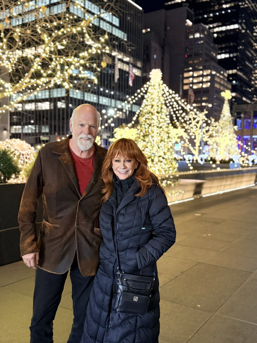 reba's tweet image. Merry Christmas to you and yours from The Tots, Tater and Sugar! 🎄❤️