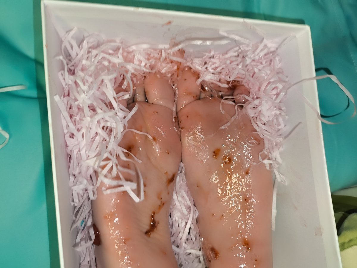 圣诞礼物第二弹！是足盒哦！还有涂了果酱的版本！
（ps:一个人拍足盒还是太难了点——）
＃くすぐり  ＃挠痒  #足盒 #足控 #裸足