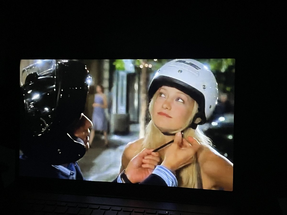 sweetkisssees's tweet image. Je lui fais regarder mon film préf ^^