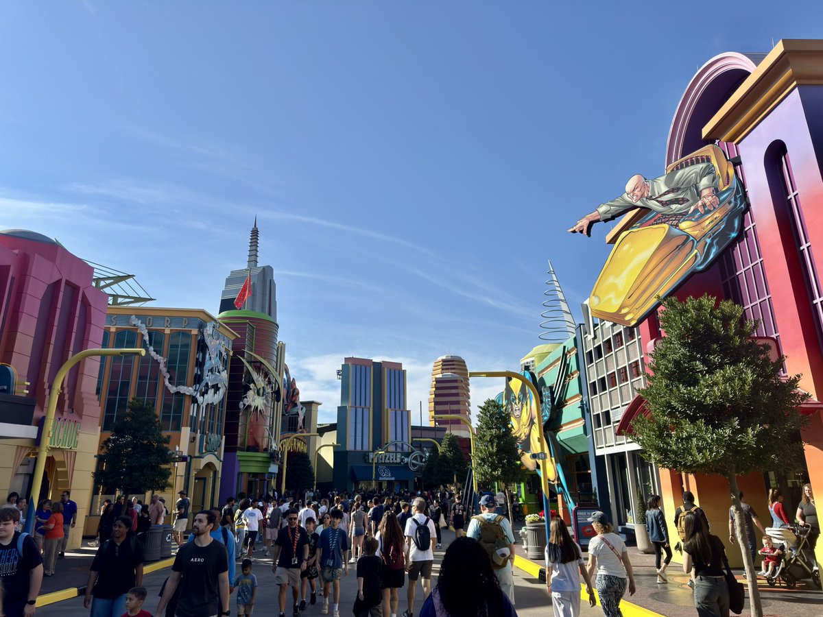 atomicritter's tweet image. yeehaw it’s theme park christmas time