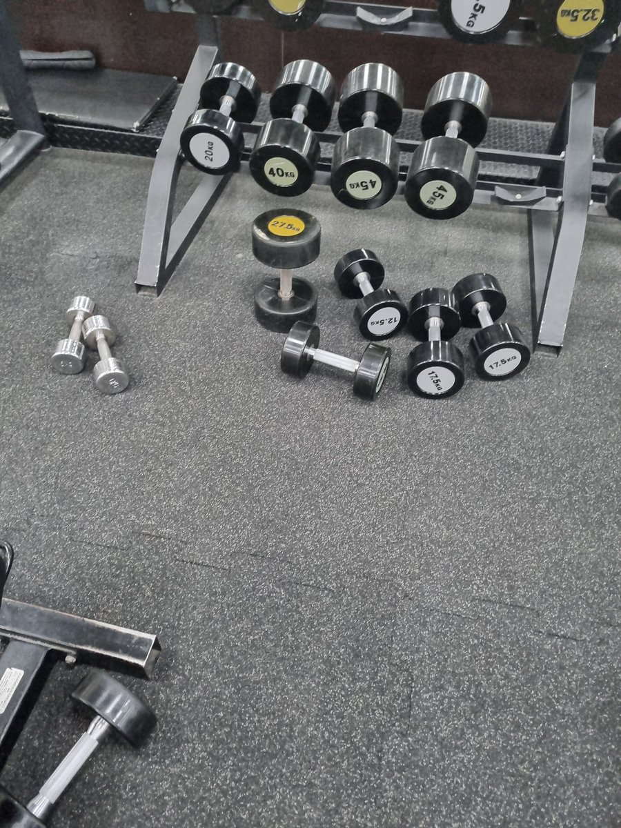 eonoxd's tweet image. This shit makes me furious, is it really that hard for these people to put the weights back after they're done using them?