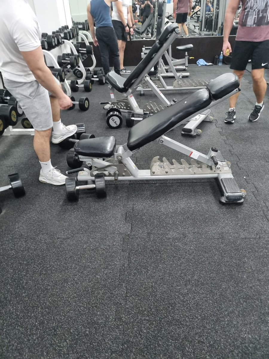 eonoxd's tweet image. This shit makes me furious, is it really that hard for these people to put the weights back after they're done using them?