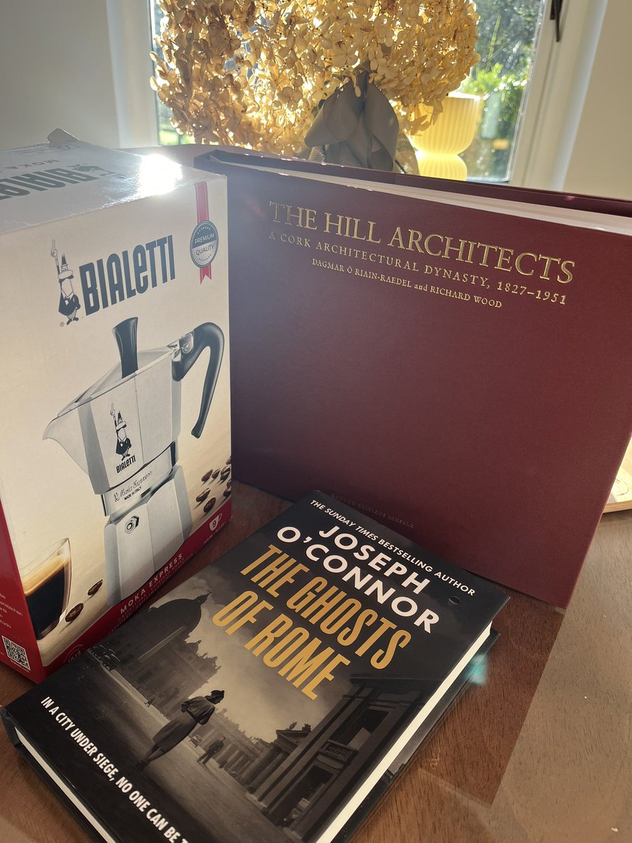itsjohncrotty's tweet image. Merry Christmas all 🎄

Top tops for a (very lucky) authors dream Christmas haul include;

- A signed copy of the book of the year

- A cloth bound architectural volume on the firm that built your local city 

- Anything related to coffee! 🎄

#Christmas #coffee #Present