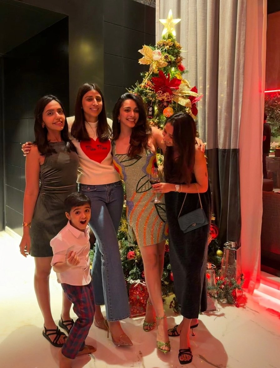 Kiara with her friends celebrating Christmas 🌟