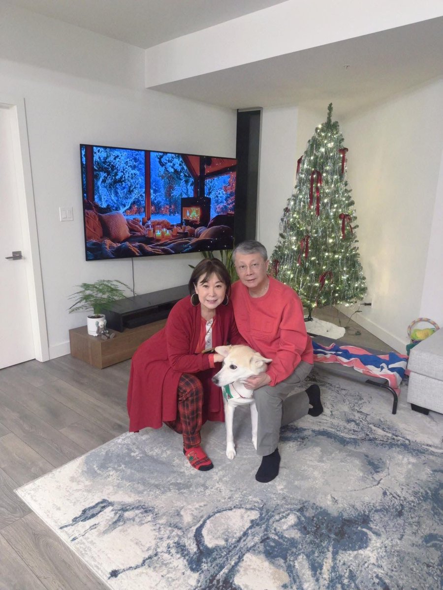 Wendy_Yuan's tweet photo. Season's greetings from our family to yours. Our son Sunny and lovely daughter-in-law Yuki hosted a delicious Christmas dinner at their cozy home last night - #feelingblessed #feelingfestive 🧑🎄🎄🍾🥂💐❤️
兒子和兒媳婦昨天在他們兩人溫馨的家為我們一家人準備了豐富的聖誕晚餐,我和Kan 到達後只負責和毛孩子玩耍,味蕾滿足後一家人帶著毛孩子去美麗的小區散步觀賞聖誕燈,這樣的天倫之樂在多年的參政參選的路上久違了,一切都是最好的安排,幸福隨手可得,感恩! 在這萬家燈火的平安夜,我和家人祝福您和您的家人聖誕快樂,平安喜樂,幸福安康。🧑🎄🎄🍾🥂🎊💐💝