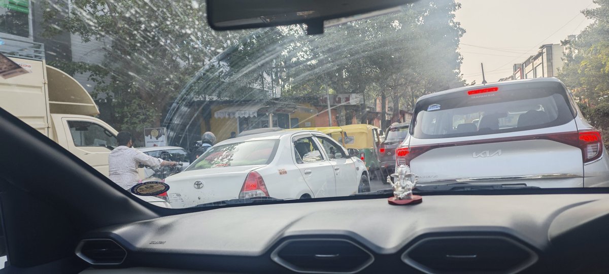 sachinpr66's tweet photo. Biggest problem with citizens is lack of civic sense. If lane discipline was followed this traffic at signal gets cleared in seconds but ppl make 4 lanes in a two lane road. @bangalore https://t.co/ItmItT5Wk2