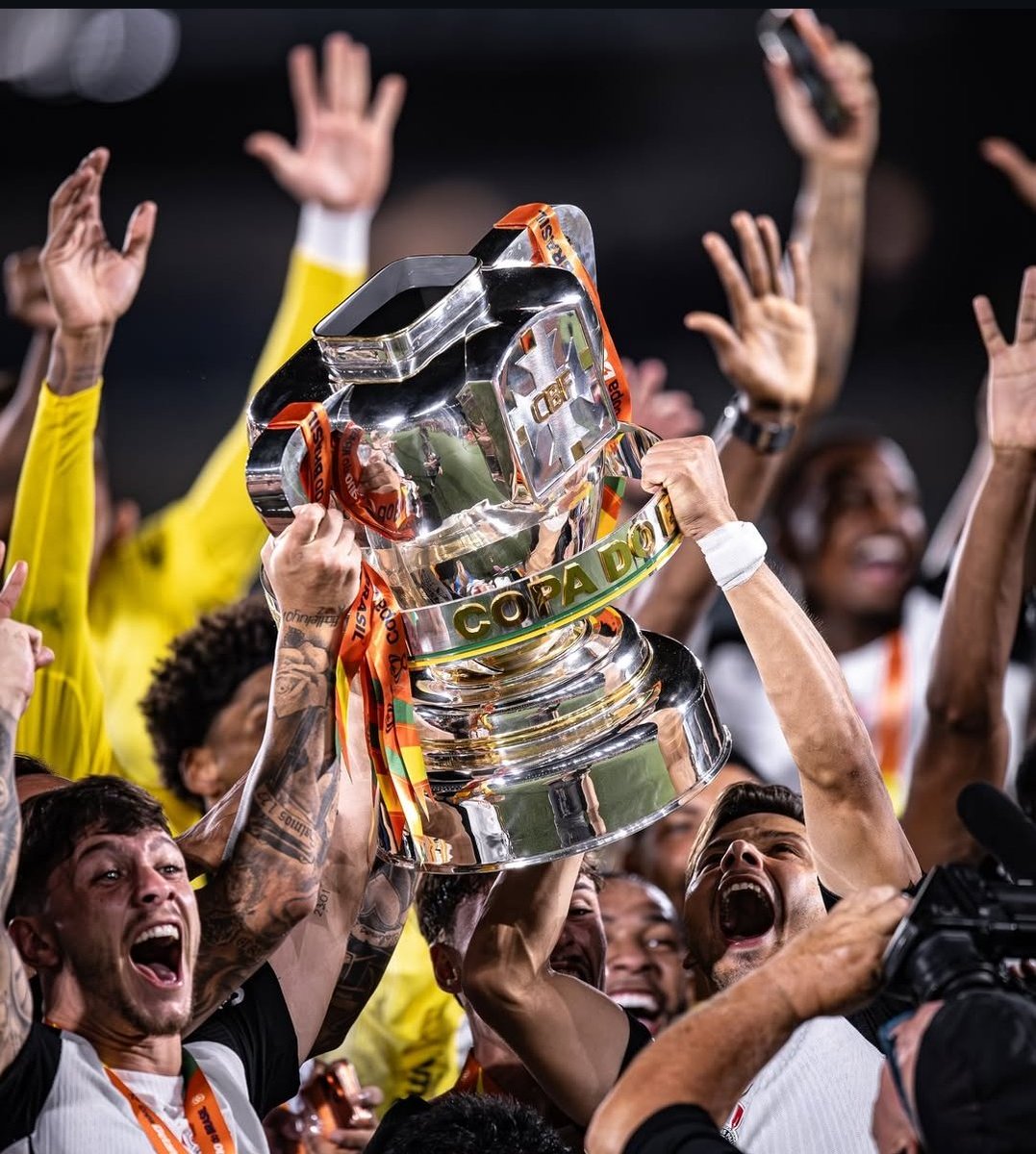 NJanfren's tweet photo. A árvore de Natal do Coringão.

               👑 Libertadores
               ⭐️ Recopa 
             ⭐⭐ Mundial de Clubes
        ⭐️⭐️⭐️⭐️ Copa do Brasil
 ⭐️⭐️⭐️⭐️⭐️⭐️⭐️ Brasileirão
               ⭐Supercopa

Nem todo time tem o privilégio de ter o Mundial na sua árvore rs. https://t.co/e4aRD8UtCW