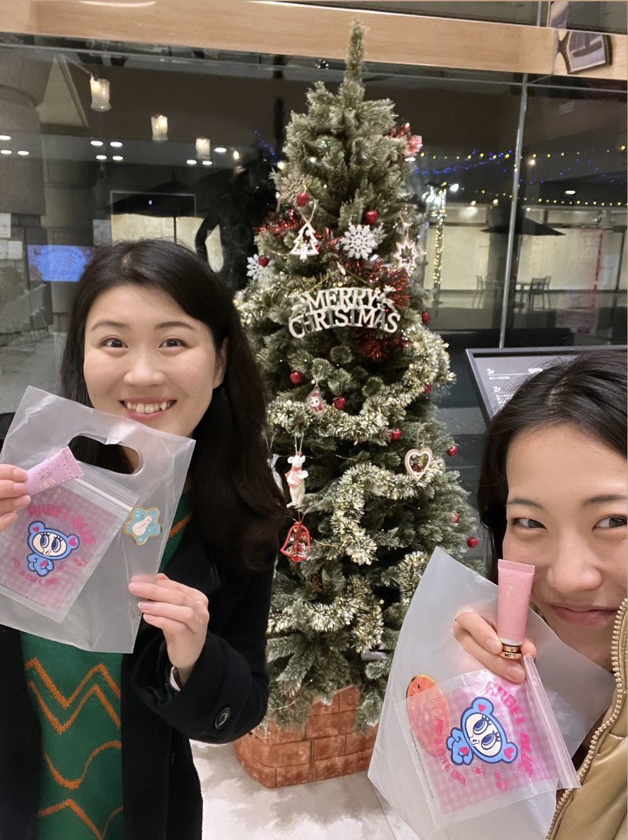mamiwa61215's tweet photo. 『ザクマシンガン山田はサンタクロースなのか?』
ご来場・差し入れありがとうございまみわ👭
#ザクマシンガン山田 さんにただただプレゼントを貰いにセシオンへ!サンタおった!🎅
#KINSEI タケイさんの服いいなと言ったら着せてくれまみわ🏅なんで?
#あまえんぼうポラリス ちっちネキとぬい📸 https://t.co/LEJLVmNfaJ