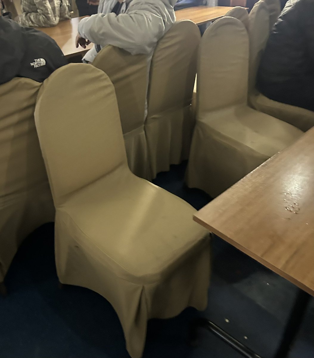 Bugün Üsküdar’a bir motorla gittim. Deniz Ulaşımının geldiği noktaya bakın, ev sandalyelerine insanları oturtuyorlar. Ergonomisiz sabit olmayan, sandalyeler…Vapur üretimini durdurup, insanları ilkel motorlarla taşımanın sonucu. Deniz ulaşımı asla özelleştirilmemeli!