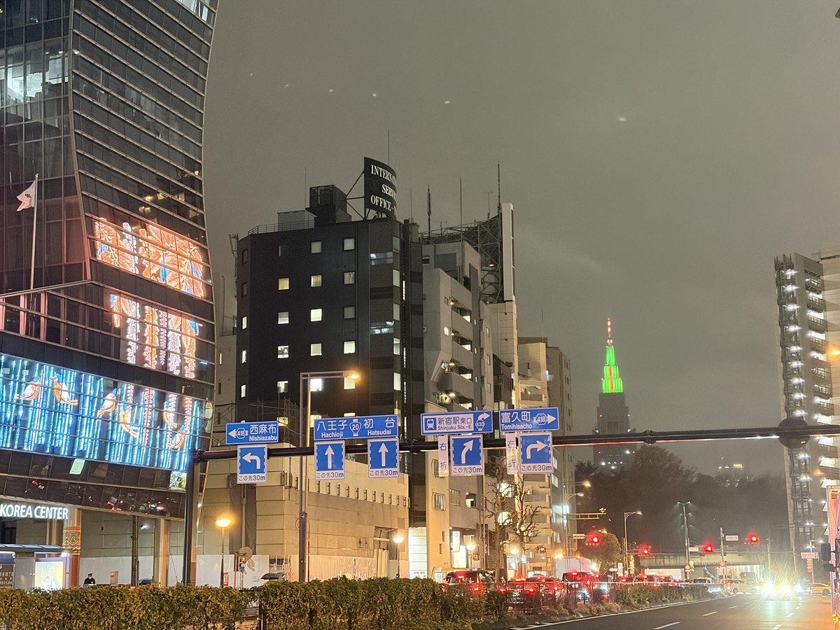 同じ-0.3でも警告が出たり出なかったり。
より細かな内部数値があるんでしょうね。
タイカンに似つかわしくないガソリンスタンドで空気圧充填した後にみたドコモタワーはクリスマスカラーだった🎄
