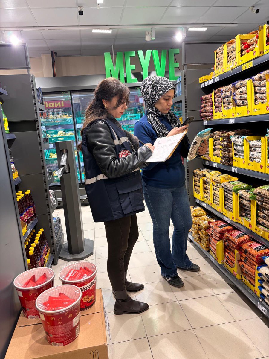 Asgari ücret artışını fırsatçılığa çevirmeye çalışanlara göz yummayacağımızı açıkça ifade etmiştik.
“Sahadayız” demiştik. Sözümüzün arkasındayız.

Bugün Türkiye genelinde, Ticaret Bakanlığı İl Müdürlüklerimize bağlı ekiplerimiz, sahada karış karış, etiket etiket denetimlerini