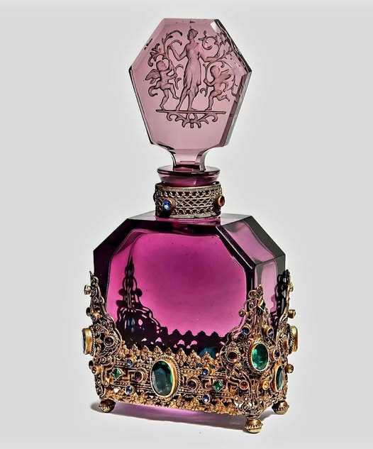 LeoDaVinciWave's tweet image. This is a 1920s Czechoslovakian perfume bottle crafted by Josef Schmidt.