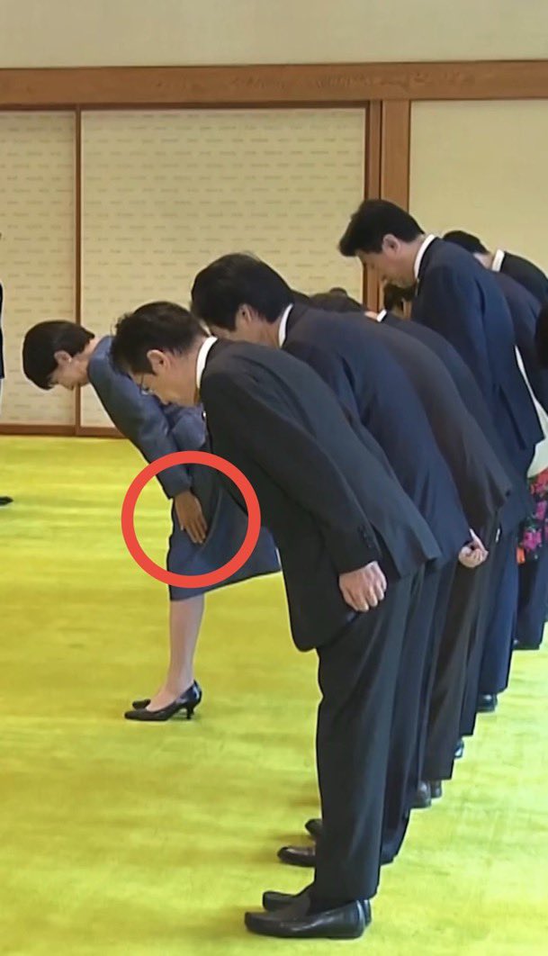 peace86774949's tweet photo. 當首相高市向天皇深深鞠躬時，他的态度甚至從指尖流露出來。 https://t.co/oT67F1UCn3