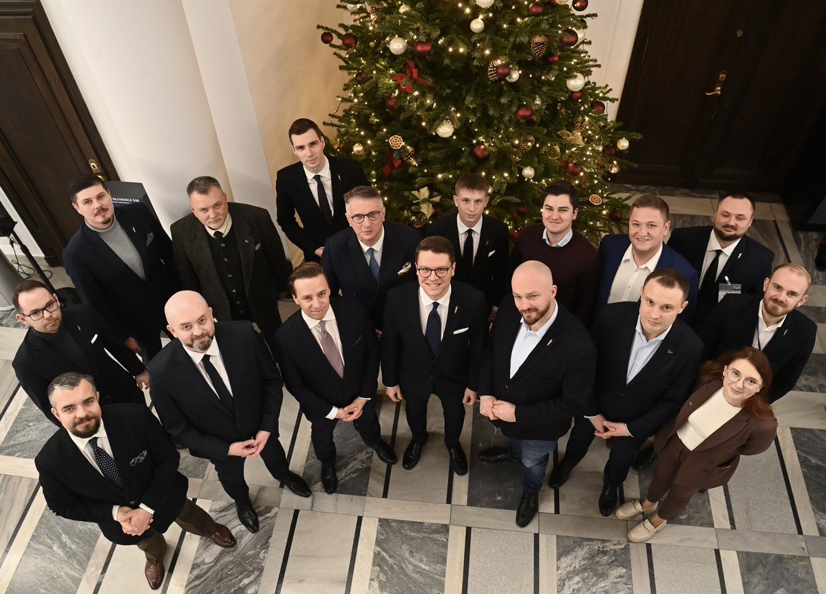 SkelnikPiotr's tweet image. Kiedy fotograf pyta, czy ktoś zmieści jeszcze jeden kawałeczek sernika 🫣😅

Konfederacja życzy Błogosławionych Świąt Bożego Narodzenia! ✝️🇵🇱
Trzymajcie się przy świątecznych stołach 😉