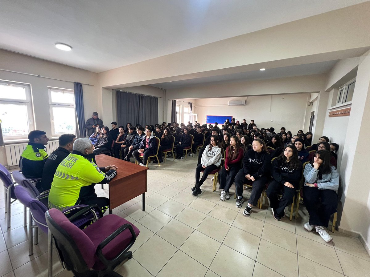 Silifke İlçe Emniyet Müdürlüğü, 9. sınıf öğrencilerimize sosyal medyanın bilinçli kullanımı, dijital güvenlik ve kişisel veri koruma konularında bilgilendirme yaptı. Teşekkür ederiz.

<a href="/MersinMEM/">Mersin İl Millî Eğitim Müdürlüğü</a> 
<a href="/Muhammed0744/">Muhammed ÖZDEMİRCİ</a> 
<a href="/SilifkeArGe/">Silifke Mem</a> 
<a href="/kltiinerolu/">Fevzi Kültiğin Eroğlu</a> 
<a href="/TevfikfikretyZ/">Tevfikfikretyıldız</a>