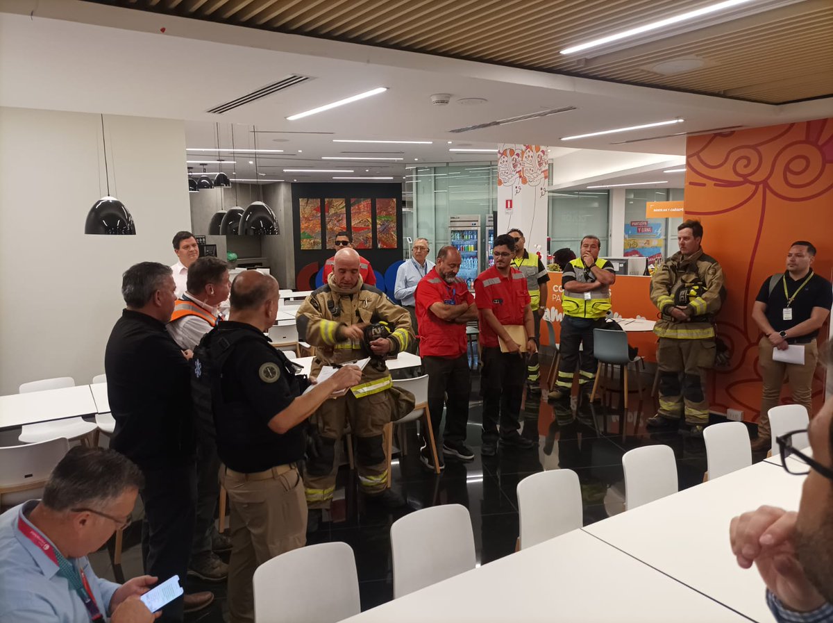 asesor_ivan's tweet photo. Ejercicio de Evacuación 2025 RES Chile 22.12.2025 midiendo las potencialidades, funcionando los Planes de Gestión y Riesgos Desastres con I. M. de Las Condes. https://t.co/VYShHl4iWf