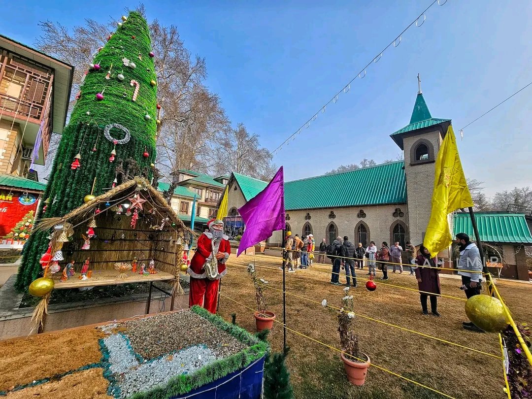TweetsWani's tweet photo. Christians celebrate the joyous festival of Christmas at the Holy Family Catholic Church, Srinagar, spreading messages of peace, hope, and brotherhood. 🎄✨
📸 #SahilMir https://t.co/WtkKlBKhgK