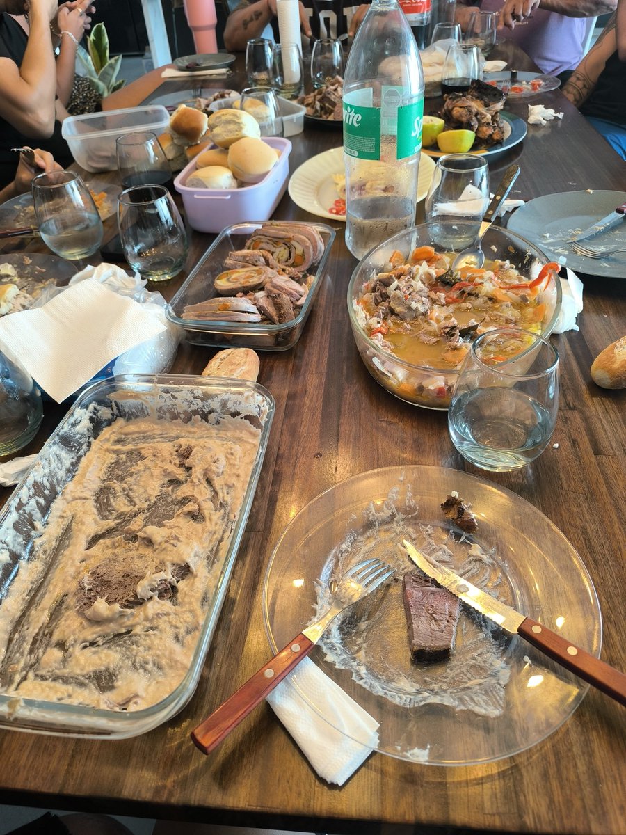 TermitoBostero's tweet image. Las sobras navideñas son lo más grande que tenemos como nación