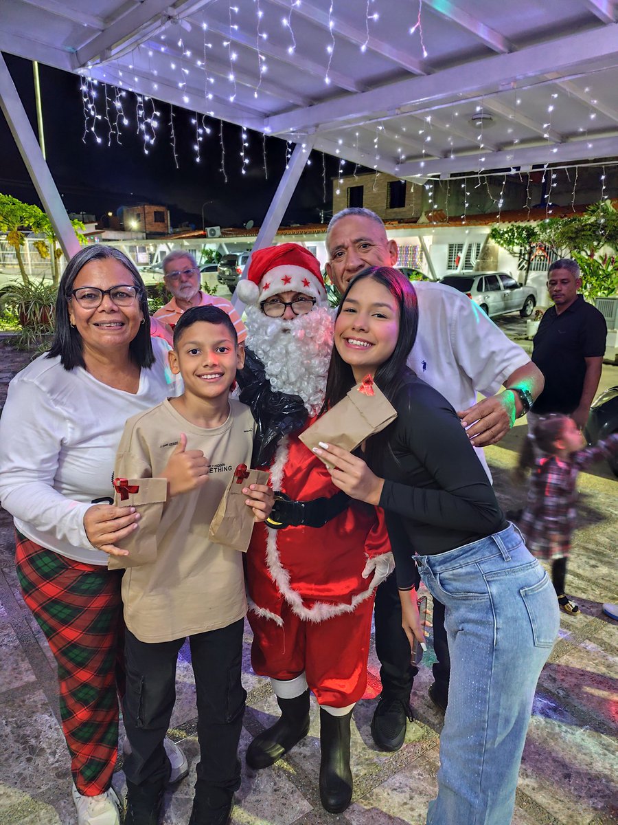 Feliz Navidad 2025 que el niño Jesús les conceda todos sus deseos, que el mío es Paz, Salud, Amor y Prosperidad para toda la Familia.