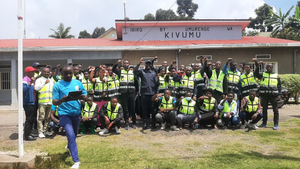 Umuhuzabikorwa w’Uwurubyiruko rw’abakorerabushake ba <a href="/RutsiroDistrict/">Rutsiro District</a> bwana <a href="/RukundoAdelard/">Adelard Rukundo</a> hamwe n’Ubuyobozi bwa <a href="/Rwandapolice/">Rwanda National Police</a> mu Karere, basoje igikorwa cyo kwegera abanyamuryango mu Mirenge yose uko ari , baganiraga kuruhare rwa YVs mu Terambere ry’Akarere <a href="/RwandaYouthVol1/">Rwanda Youth Volunteers</a>