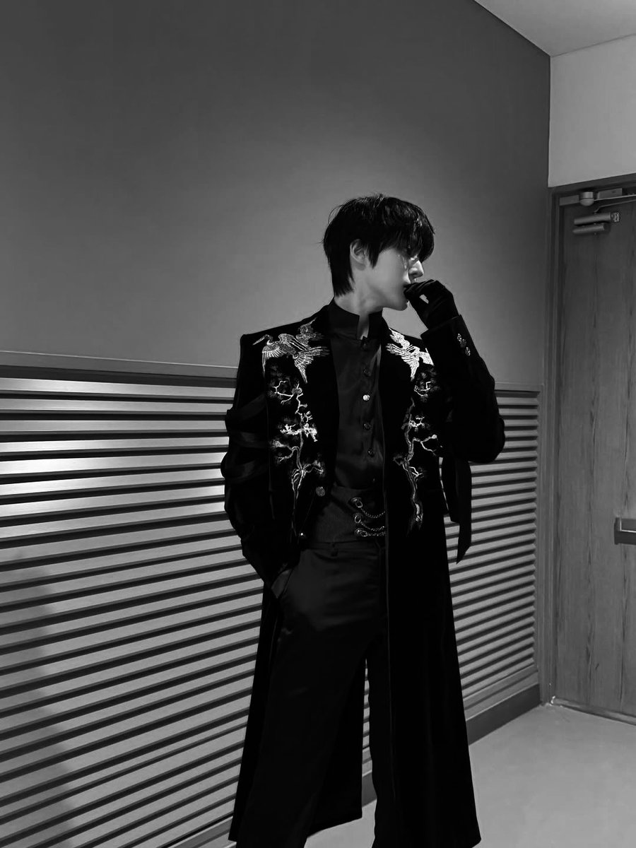 Noirflake's tweet image. Adding in the details for today's stage fit because why not.