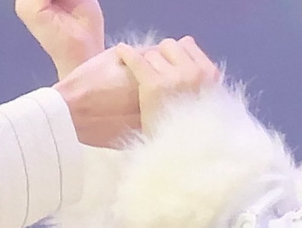 hjnnflx's tweet image. Siempre me ha encantado la diferencia de tamaño de manos de Hyunjin y Felix 🥹