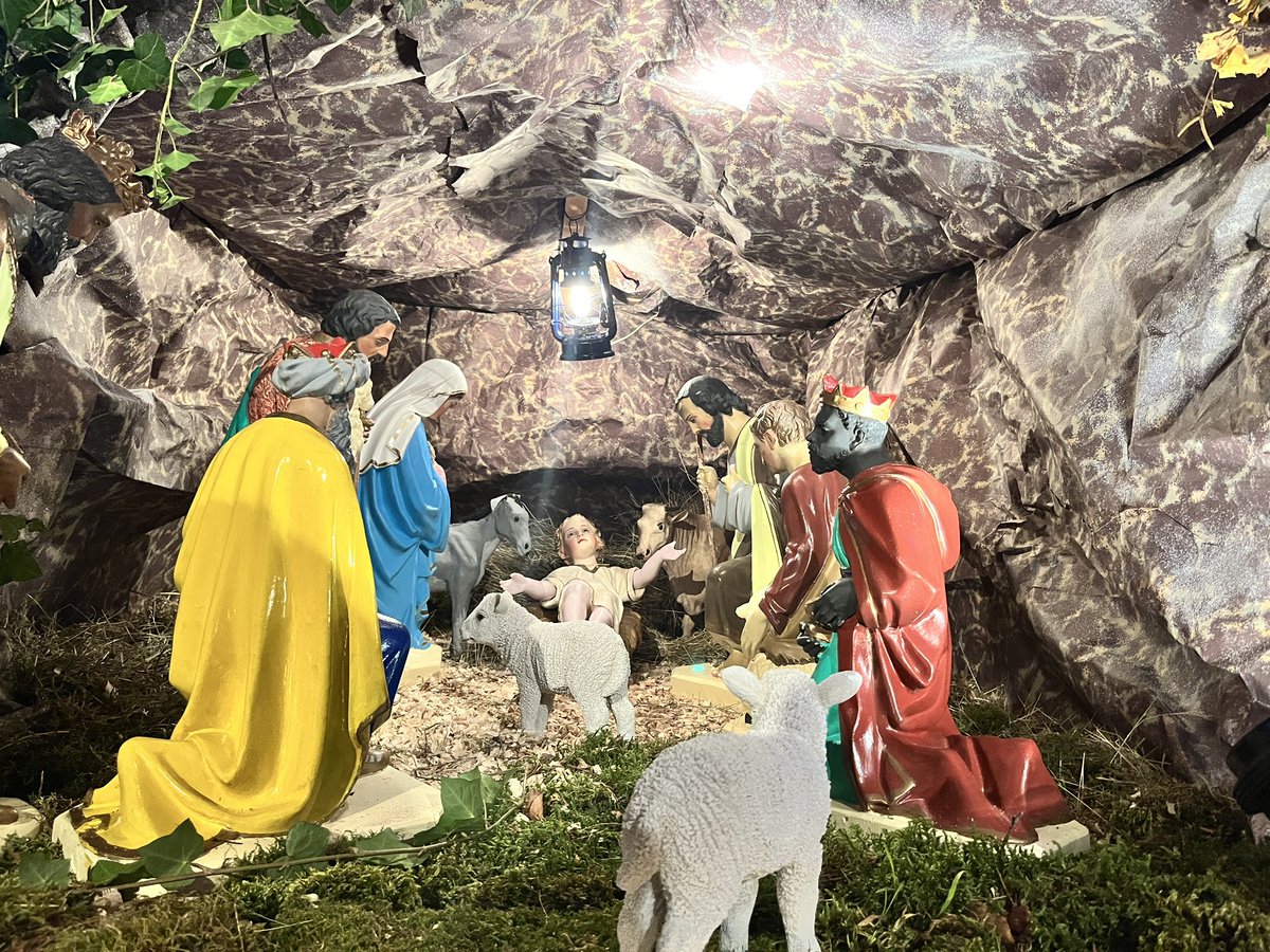 R_Hugon_43's tweet photo. Dans les villages les habitants sont fiers de leur #crèche et leur #sapin.

La fidèle réalisation de mon papa et de ses collègues. Avec une moyenne de 85 ans, ils sont toujours au top. Un nouveau défi chaque année.

#Pinols #Margeride #HauteLoire https://t.co/t2GEGo5pJC