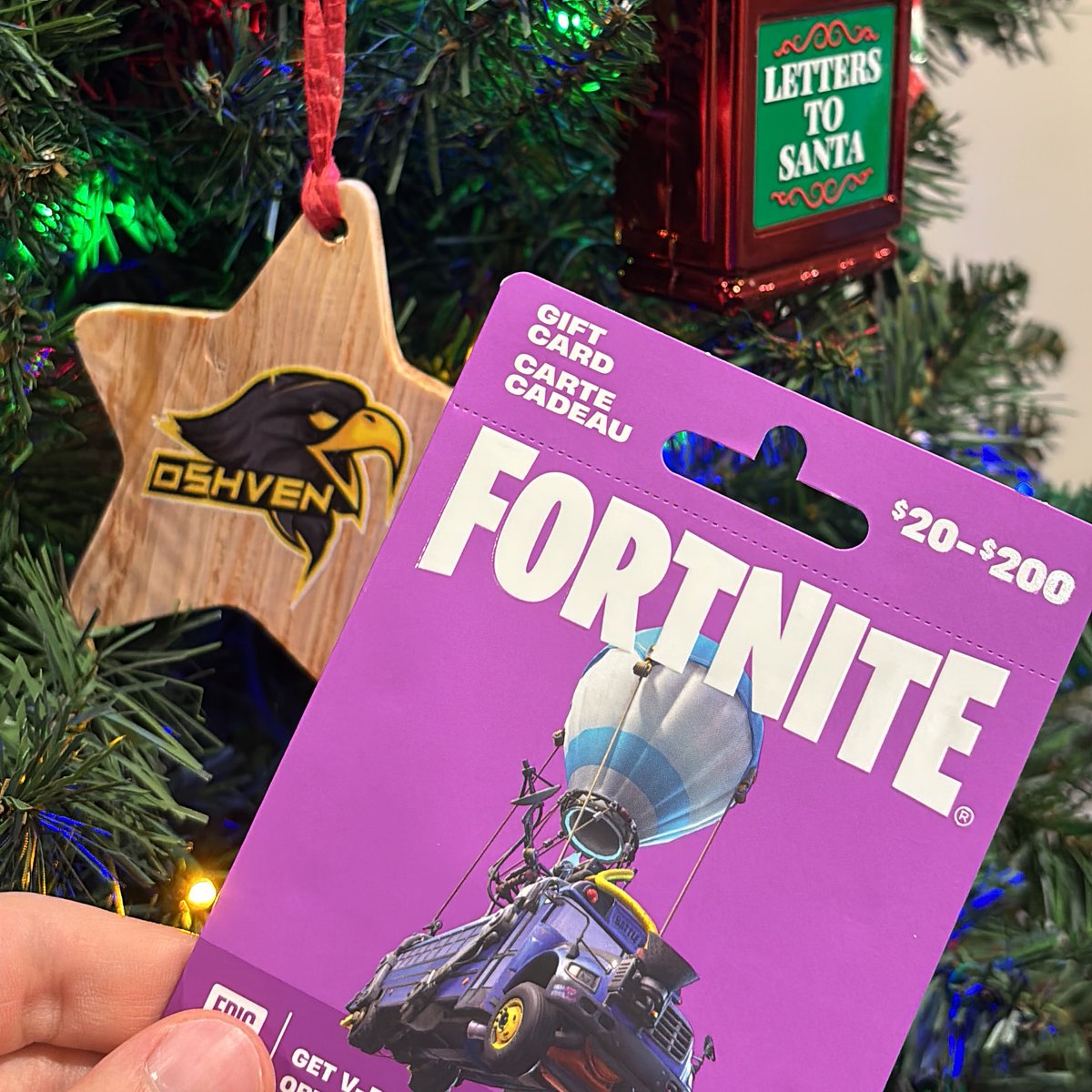 oShven's tweet image. Dropping this Fortnite Gift Card Code in the DMs of a follower that replies to this picking in exactly 24 Hours from now!

To Enter:
Follow me @oShven 
Like &amp;amp; Retweet
Reply to this tweet saying Entered

Good Luck everyone! Merry Christmas 🎄 🎁