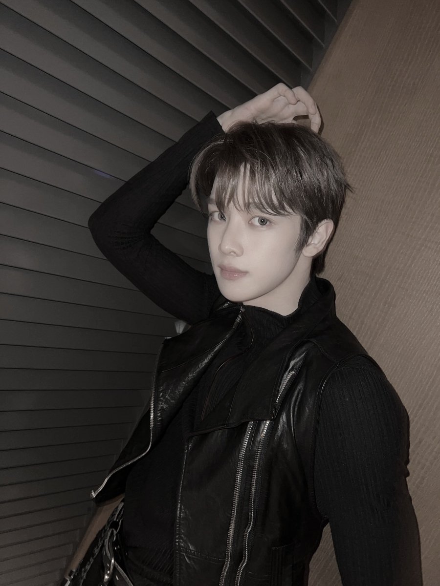 sunigchan's tweet image. Embracing the all-black everything, but never without a statement piece. The subtle details of this turtleneck make all the difference.