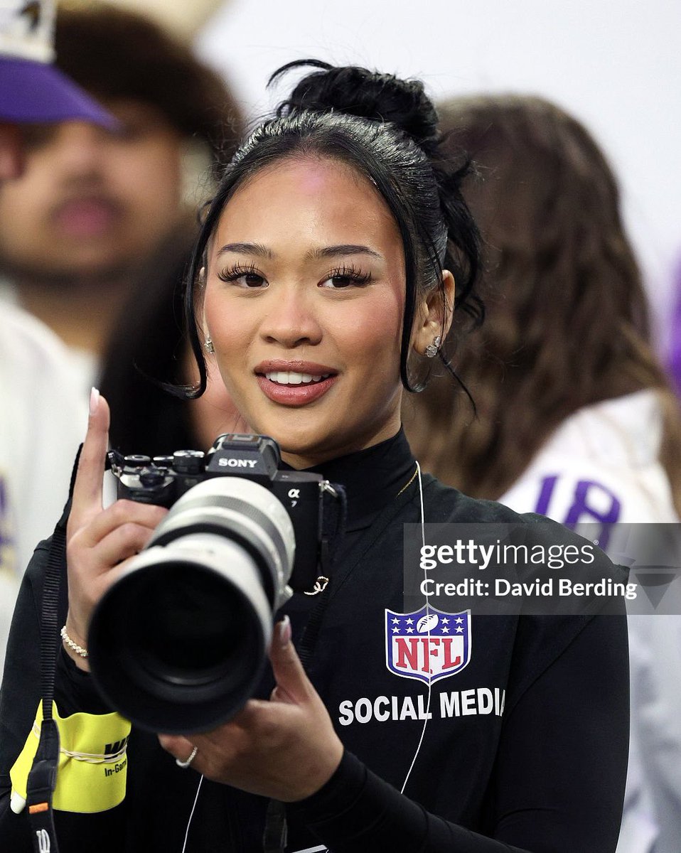 Suni Lee serving as a photographer at the Lions v Vikings game 📸

Face card 😮‍💨 https://t.co/Y...
