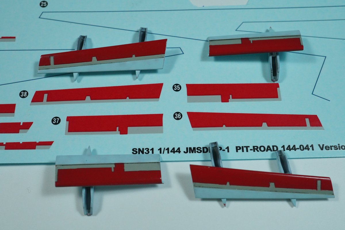 #おらが国の哨戒機 
ピットロード1/144 P-1 写真ではわかりづらいですが微妙な光沢感にこだわりデカールをしっかり貼ってクリアーのオーバーコートはしてません。フラップなどの赤色もデカールが用意されていますがマスキングして塗装仕上げ。横浜モデラーズに展示して6月 #ピット144祭 の予告します。