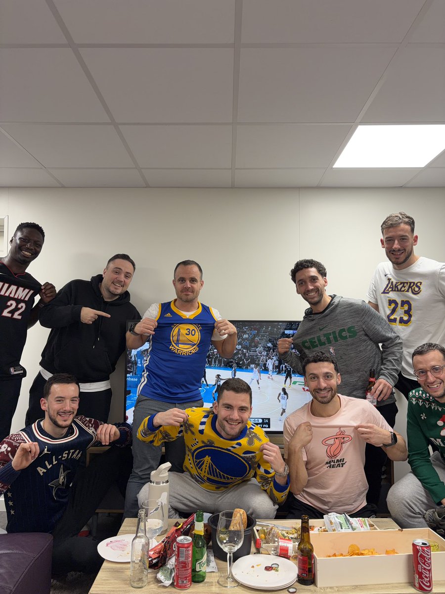 lesgenie_ttfl's tweet photo. Les génie TTFL en Christmas day 
@NBAextra @SoFrenchProd 
@Blackstar25000 @TonioValnet @pierrebruno19 @LucasIziWk @Jayrem @NicoXavi5 @gallipaulo25 @Martin51919232 @florentbruno1 
@TrashTalk_fr 
#ChristmasDay https://t.co/3RAchC0Mii
