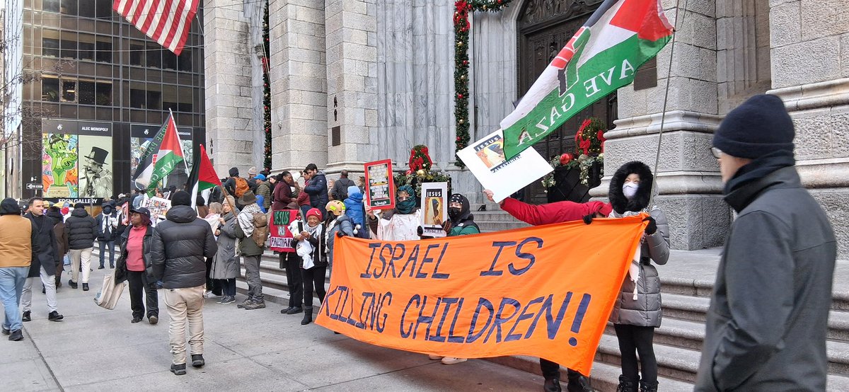 samhusseini's tweet photo. Outside St Patrick’s cathedral in NYC this Christmas Day 

>>The Ceasefire Is a Lie<<

>>Israel Is Killing Children<<

Photos by Deb Lee. https://t.co/40r7Qyj9Ok