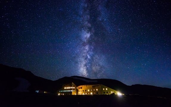 fire55miya's tweet image. いちばん星に近いリゾート［ホテル立山］
 
天の川がはっきり見えて、流れ星が普通に飛ぶ、泊まらないと見られない絶景の天体ショーはまるで宇宙そのもの。
来年8月31日で宿泊営業が終わると聞いて、行けるうちにもう一度行こうって決めた。