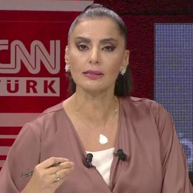nedenttoldu's tweet photo. Hande Fırat'ın Hürriyet'teki yazısı tartışılıyor: "İster muhalefet ister iktidar kanadına yakın medya kuruluşu olsun ne yazık ki hepimiz çizgiyi aştık.

ABD’de, Avrupa’da bir gazeteci ekrana çıkıp bir partinin sözcüsü gibi konuşamaz. Yorum yapar ama mesafesini korur. Türkiye’de ise bu sınır neredeyse tamamen silinmiş durumda. Gazeteciler siyasi aktör gibi konuşuyor. Bu, hem gazeteciliğe hem siyasete zarar veriyor.

Televizyon kanallarında partisinin görüşünü anlatması gereken siyasetçiler tartışma programlarına genel olarak ya çıkmıyor ya da çağrılmıyor. Onların yerine vekalet yayınlarını ne yazık ki gazeteciler yapıyor. Hal böyle olunca da gazeteci siyasi parti sözcüsüne dönüyor.

Buradan çağrım tartışma programlarına artık işin gerçek sahipleri yani siyasiler çıksın. Gazeteciler de o partinin, bu partinin gazetecisi diye etiketlenmesin. Onların işi doğruya doğru, yanlışa yanlış diyerek haber yapmaktır"