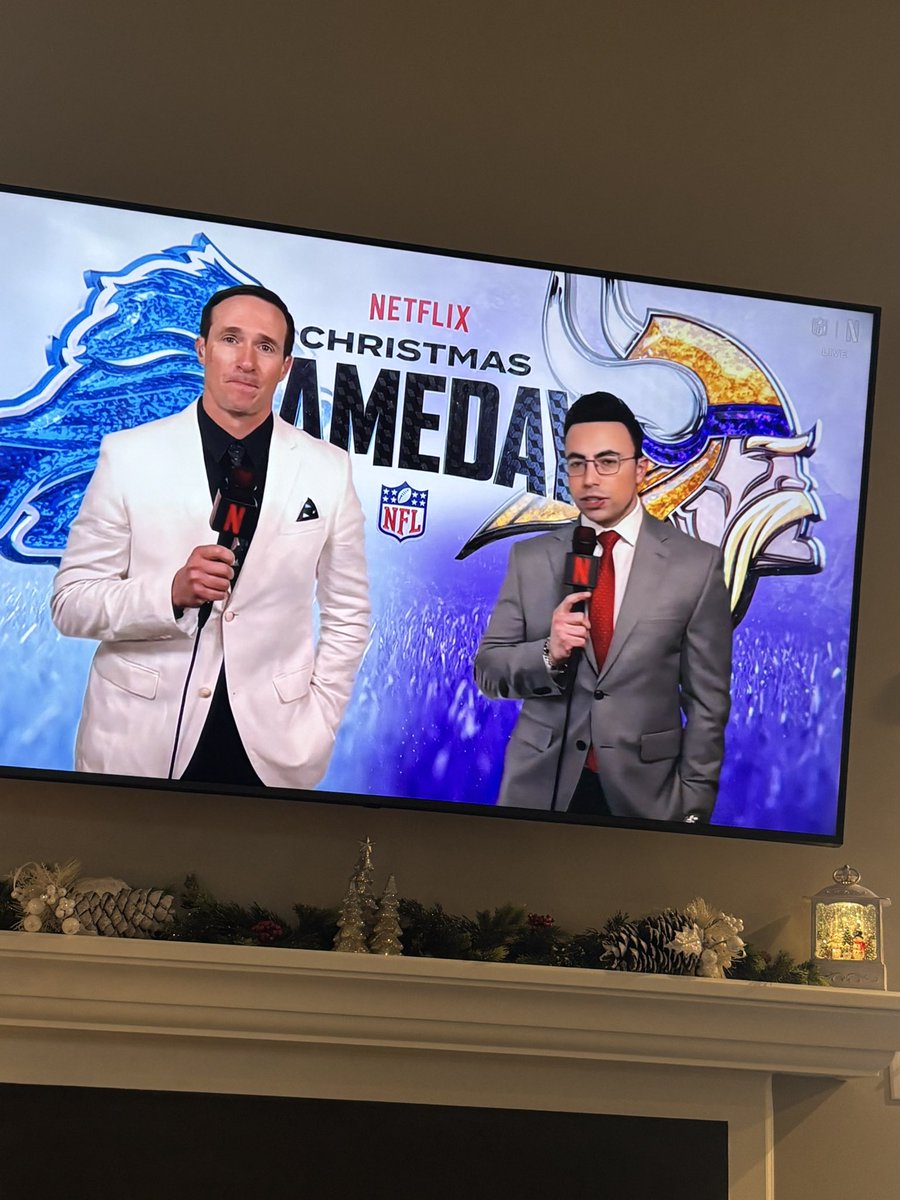 Yungwilliepark's tweet image. My mom goes “who’s that stupid little rat next to drew brees”