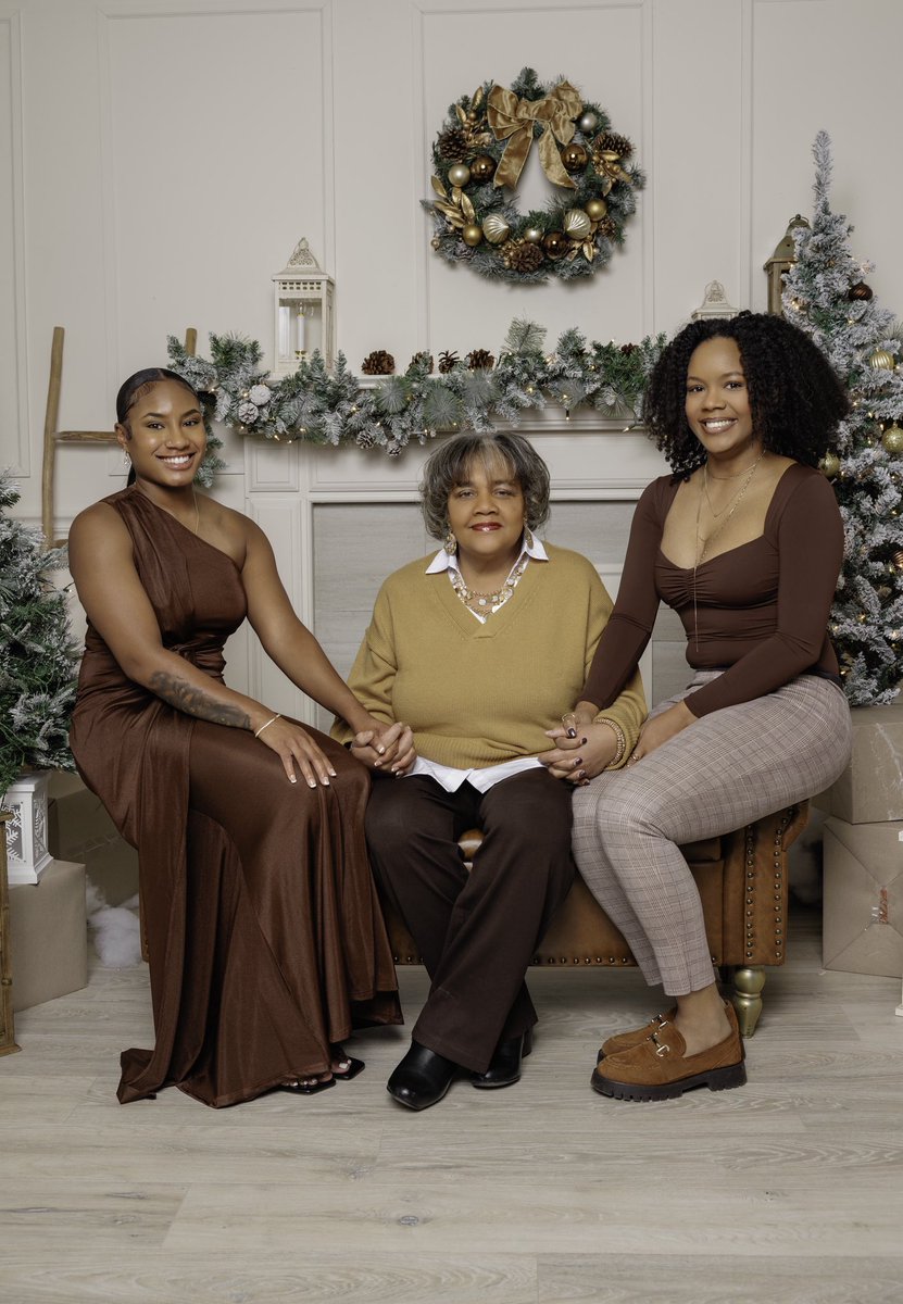 _dazia_'s tweet photo. Merry Christmas From Mine To Yours🤍🎄 https://t.co/dBVW0uvQAJ