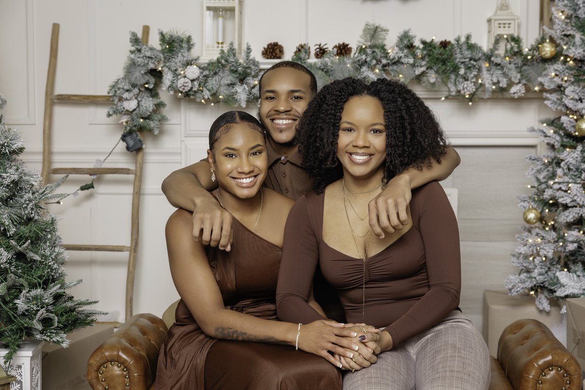 _dazia_'s tweet photo. Merry Christmas From Mine To Yours🤍🎄 https://t.co/dBVW0uvQAJ