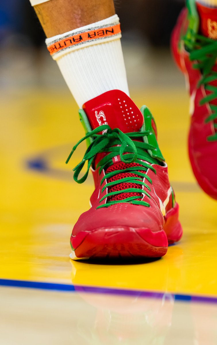 NickDePaula's tweet image. Stephen Curry warms up in his original Hyperdunk 2010 Christmas PE — featuring his first Nike “SC30” PE logo on the tongue.

📷: @SooWavy11 / instagram.com/visualsbyave
