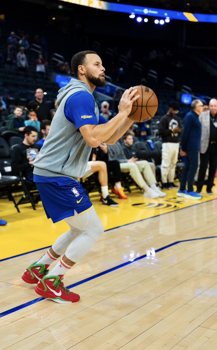NickDePaula's tweet image. Stephen Curry warms up in his original Hyperdunk 2010 Christmas PE — featuring his first Nike “SC30” PE logo on the tongue.

📷: @SooWavy11 / instagram.com/visualsbyave