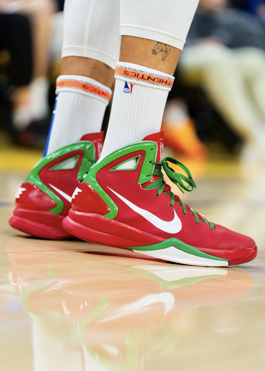 NickDePaula's tweet image. Stephen Curry warms up in his original Hyperdunk 2010 Christmas PE — featuring his first Nike “SC30” PE logo on the tongue.

📷: @SooWavy11 / instagram.com/visualsbyave