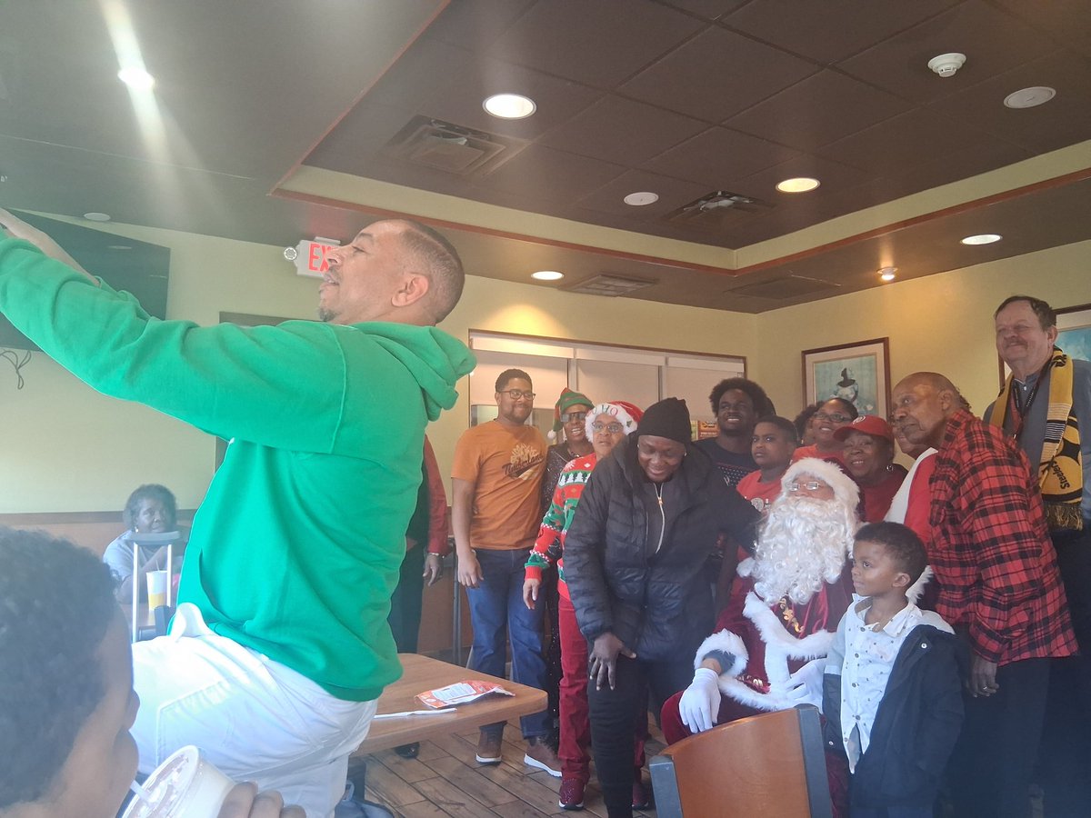 Stamper4DC's tweet image. The Point DMV &amp;amp; Rev Bego had another awesome DennysTakeover Christmas edition 2025!

#BreakingBread #BuildingCommunity #EatingInCommunity #TheVilliage #Ward7 #StamperBoys #PJ #BigPat #Stamper4DC
