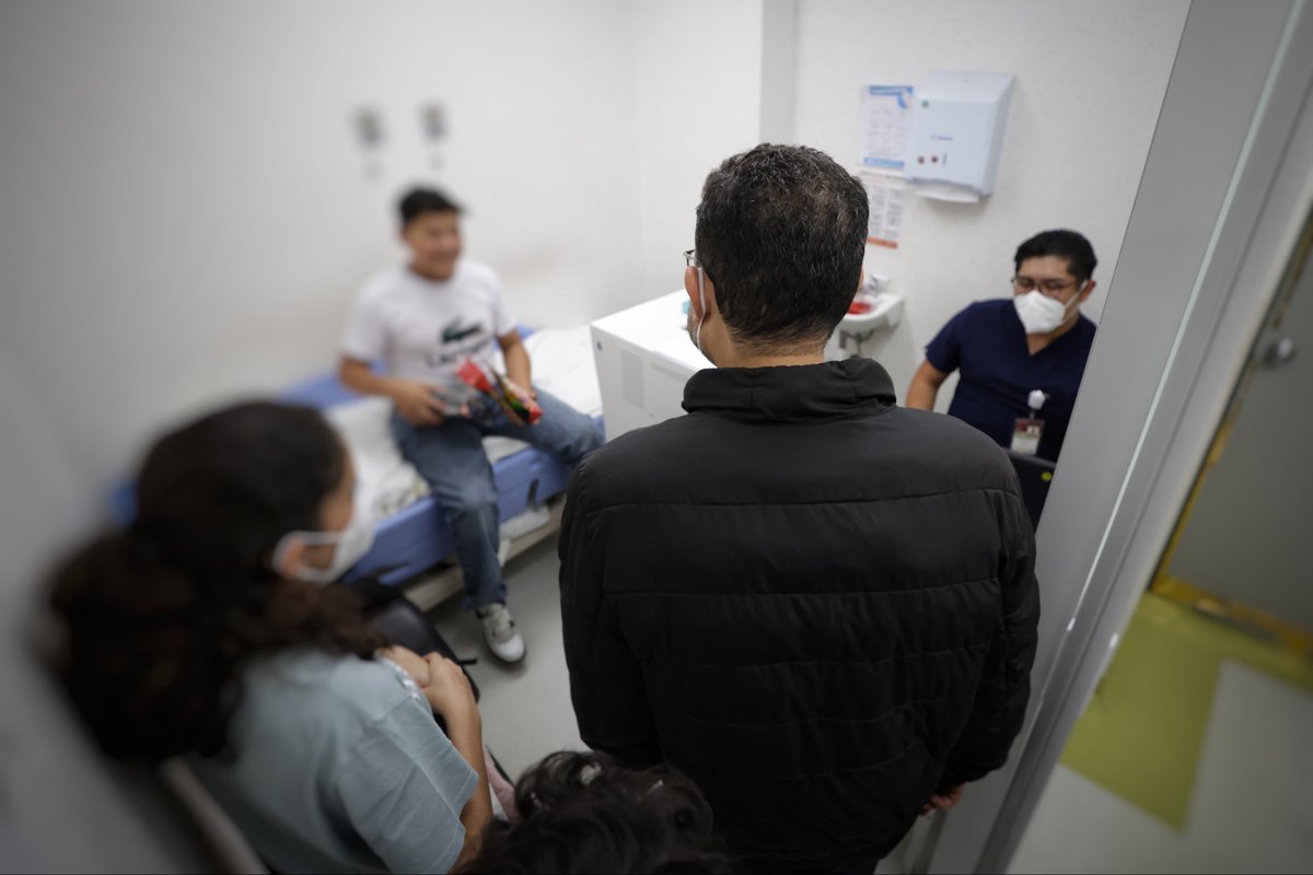 martibatres's tweet photo. No quise dejar pasar esta Navidad sin visitar a nuestr@s derechohabientes más pequeños, que pasan por temas delicados de salud en estas fechas. Así como en otros hospitales, entregamos juguetes en el área pediátrica del Hospital “Licenciado López Mateos” del @ISSSTE_mx y supervisamos que se les brinde la adecuada supervisión.