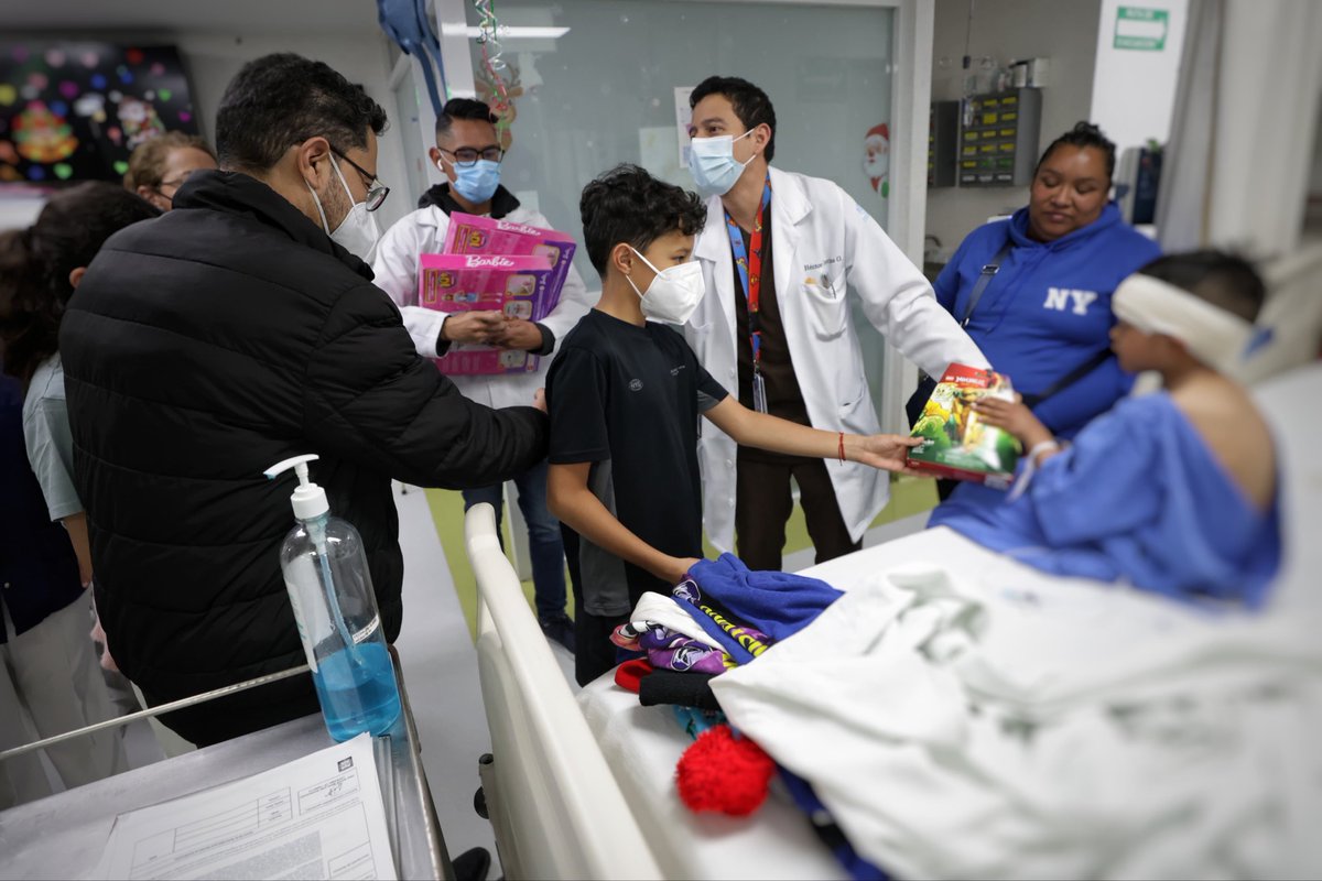 martibatres's tweet photo. No quise dejar pasar esta Navidad sin visitar a nuestr@s derechohabientes más pequeños, que pasan por temas delicados de salud en estas fechas. Así como en otros hospitales, entregamos juguetes en el área pediátrica del Hospital “Licenciado López Mateos” del @ISSSTE_mx y supervisamos que se les brinde la adecuada supervisión.