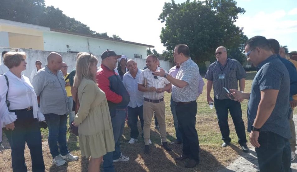 MINSAPCuba's tweet photo. 🇨🇺 Ministro de Salud @japortalmiranda encabeza visita de trabajo al Hospital Psiquiátrico de La Habana para intercambiar con trabajadores sobre servicios que allí ofrecen.
👥En el centro también brindan atención especializada para el tratamiento de adicciones y la rehabilitación. https://t.co/jG47Juj5AZ